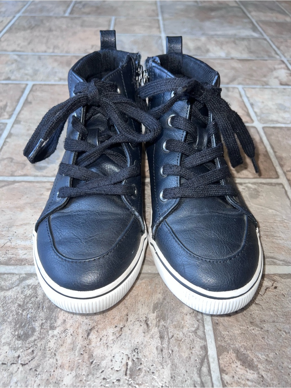 Boys sz 1 Black High Top Sneakers
